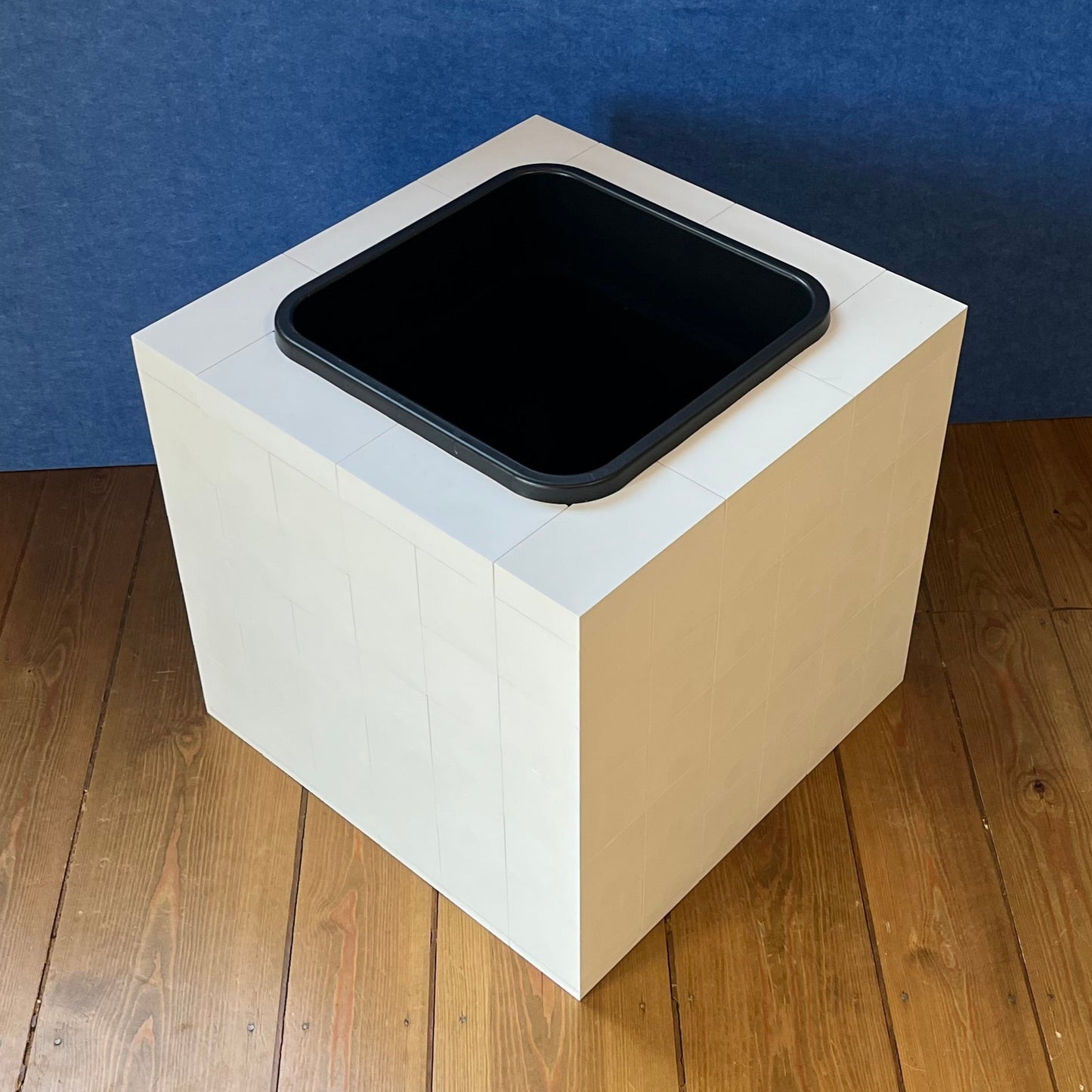 Single Morph PLanters in black or white ABS