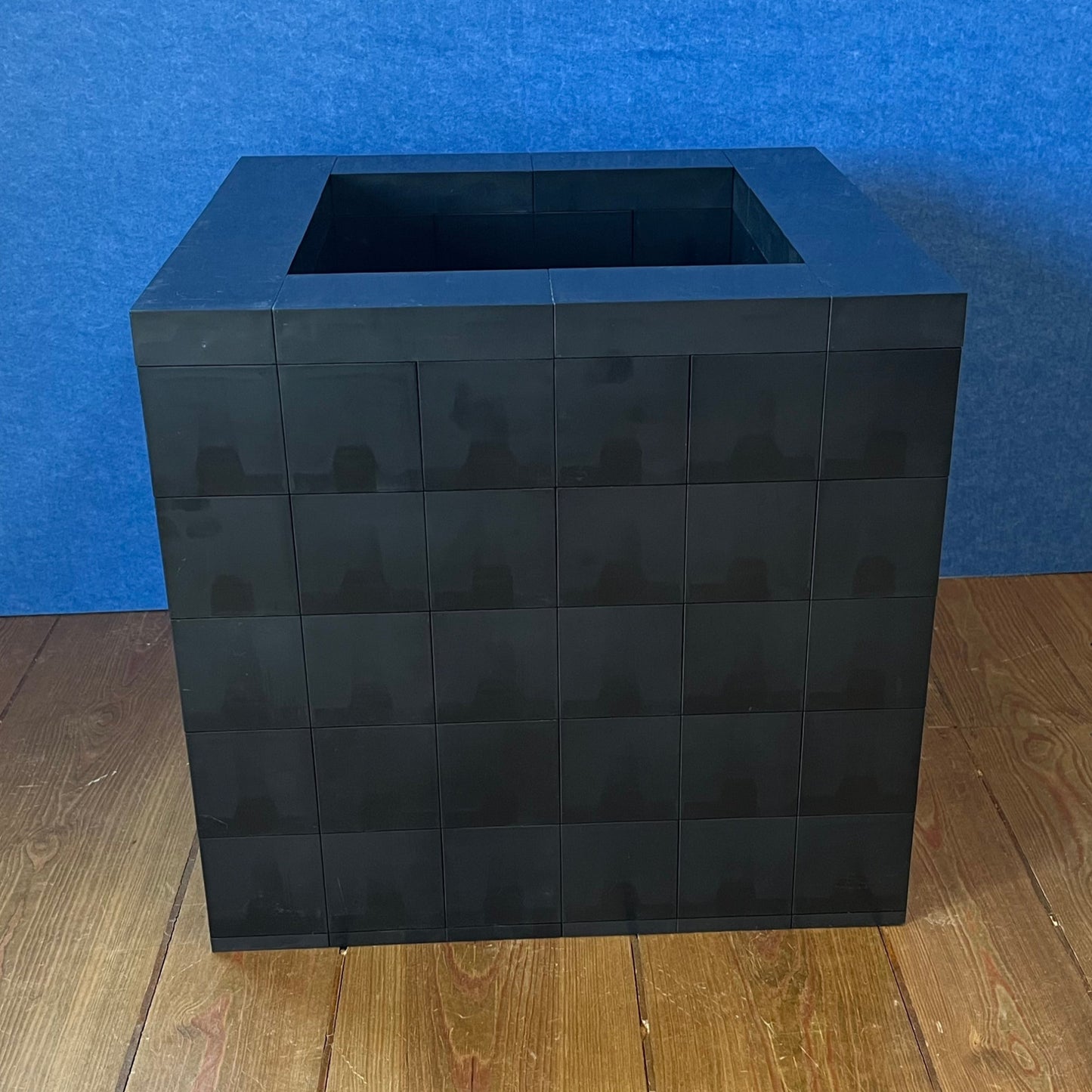 Single Morph PLanters in black or white ABS