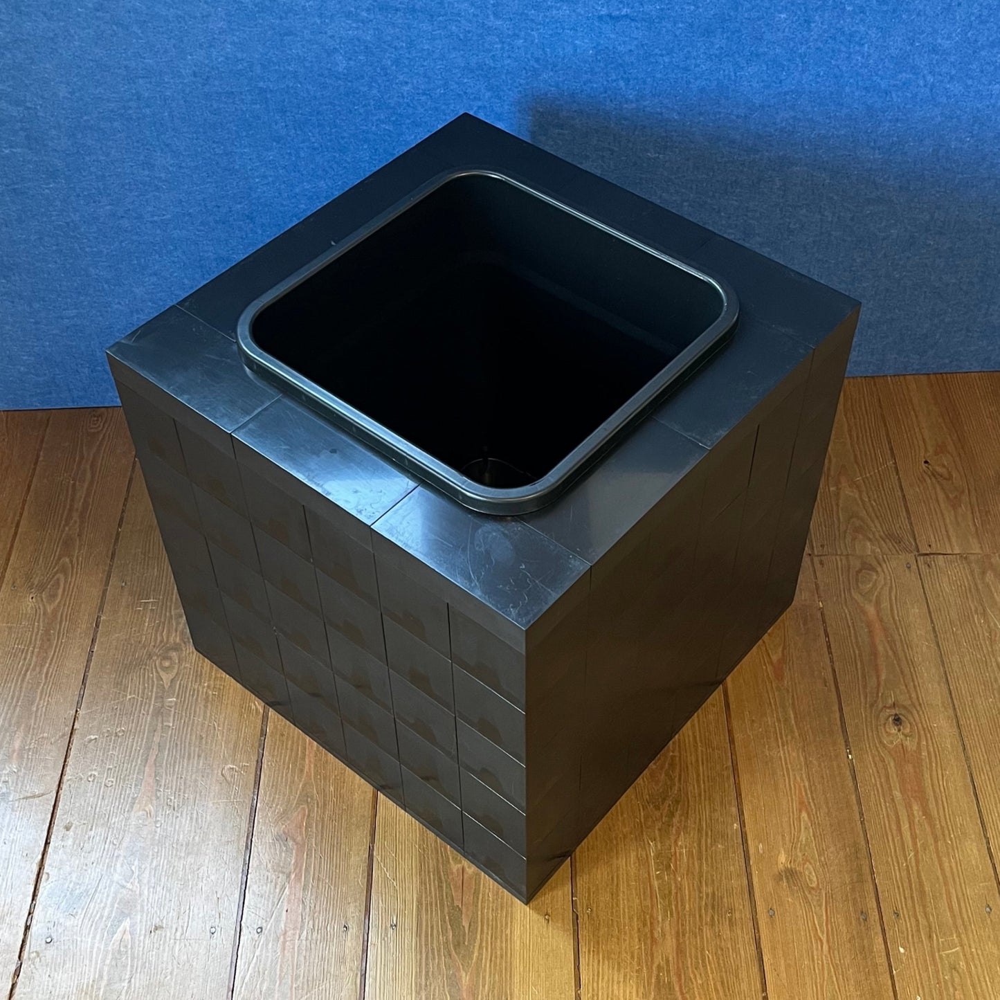 Single Morph PLanters in black or white ABS