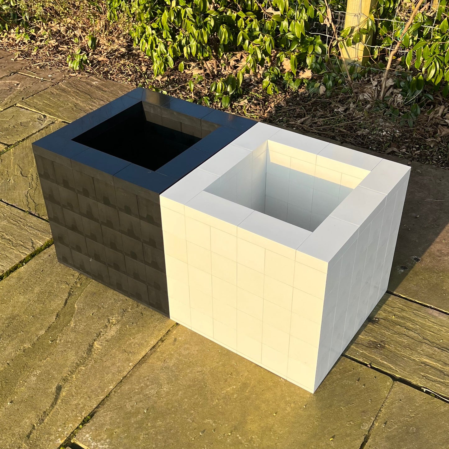 Single Morph PLanters in black or white ABS